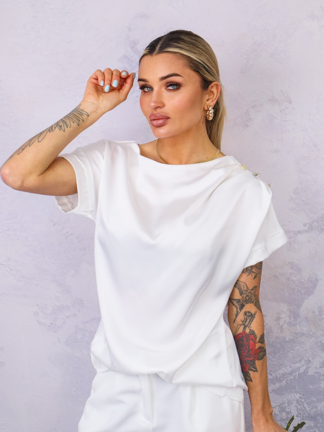 SATYNOWA BLUZKA Z OZDOBNYMI GUZIKAMI NA RAMIENIU- BIAŁA