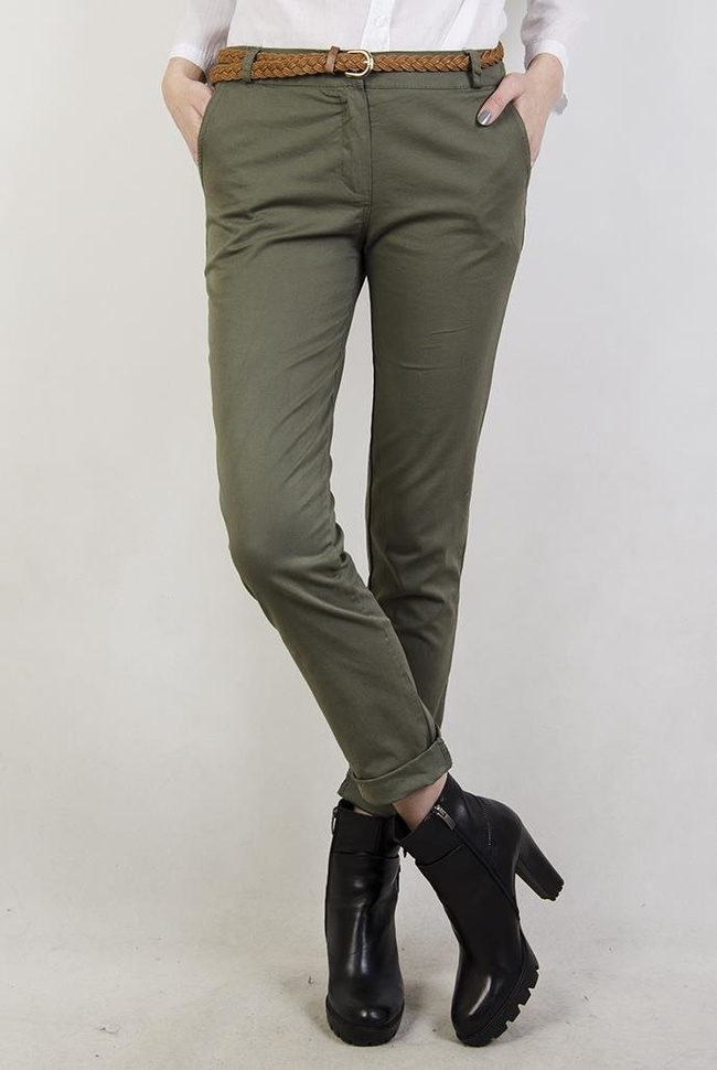 Zielone spodnie materiałowe z brązowym paskiem