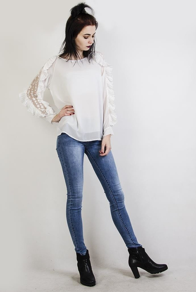 Biała bluzka koszulowa z falbankami przy rękawach
