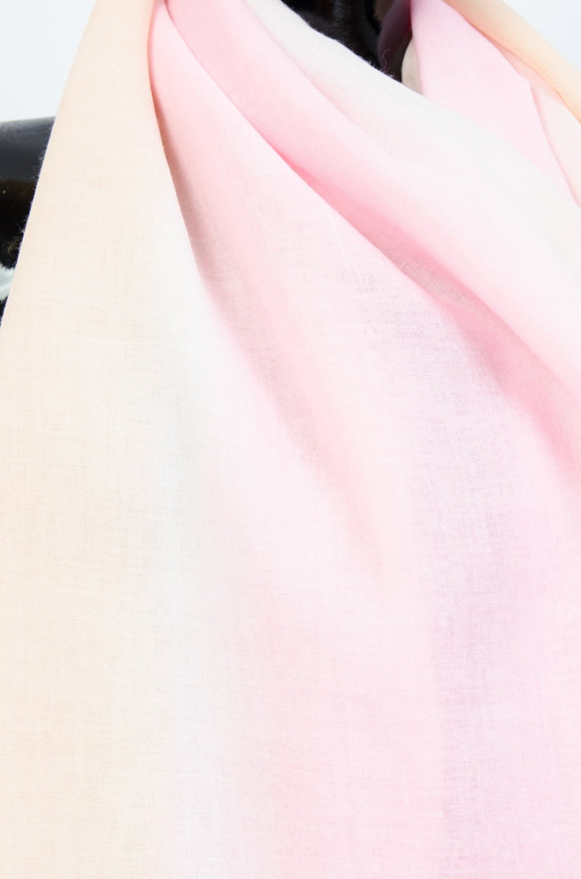 Cieniowany szal różowo-pomarańczowy