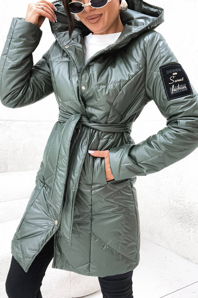 KURTKA PIKOWANA WIĄZANA W PASIE Z NASZYWKĄ NA RĘKAWIE- ZIELONA