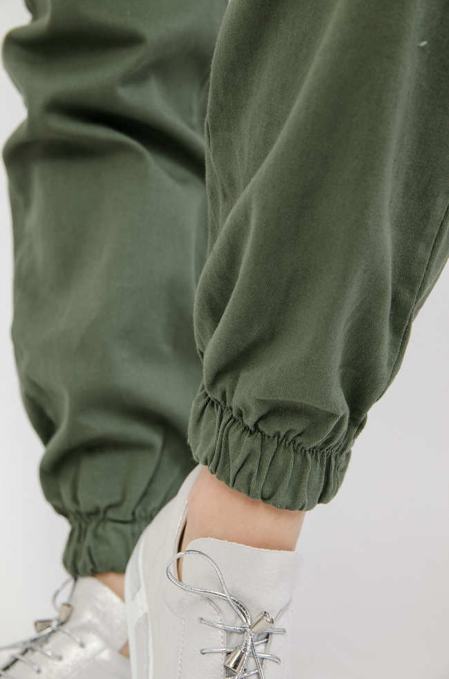 Zielone spodnie joggery z łańcuszkiem