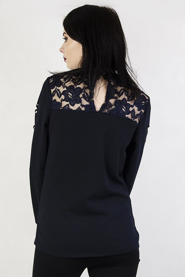 Granatowa bluzka z koronką i wycięciami na rękawach