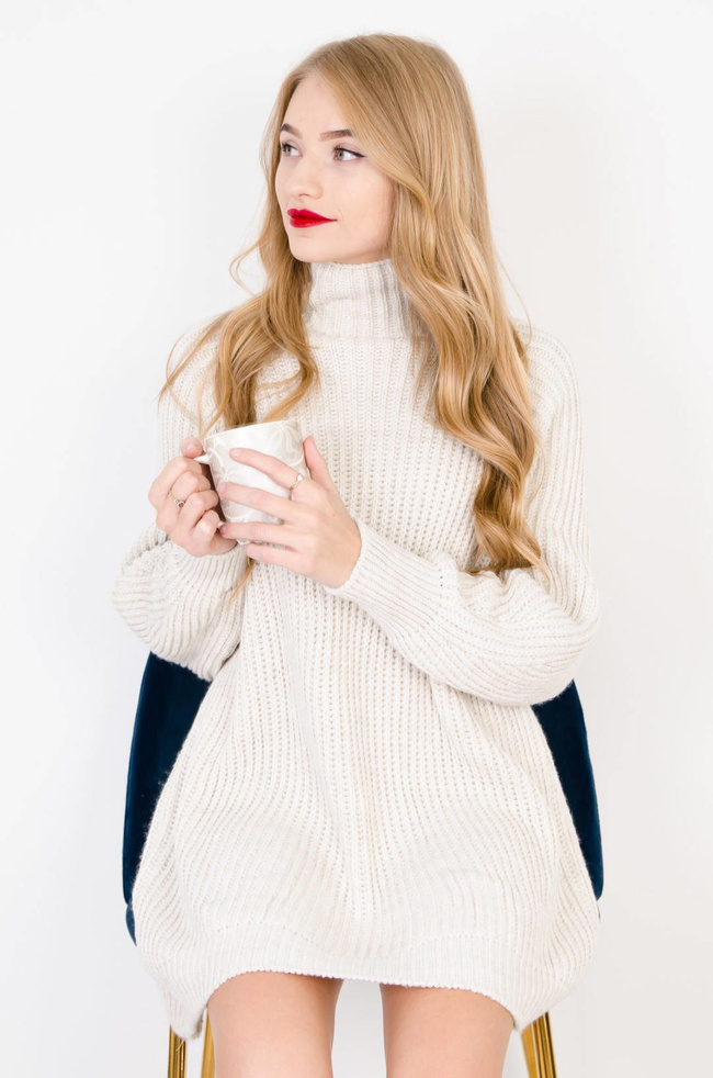 DŁUGI BEŻOWY SWETER Z PÓŁGOLFEM