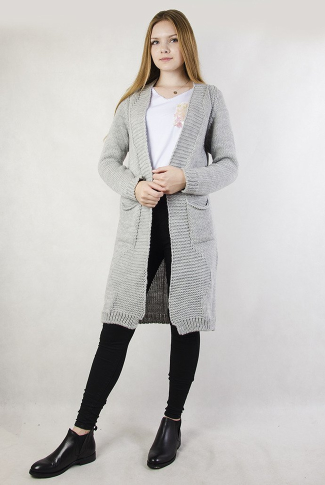 Szara narzuta ze wzorem na plecach