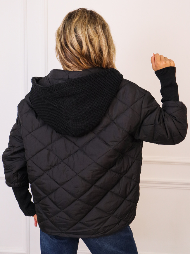 PIKOWANA KURTKA ZE SWETERKOWYM KAPTUREM I ŚCIĄGACZEM NA RĘKAWIE- CZARNA
