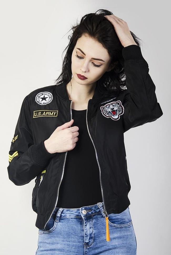 Czarna kurtka z naszywkami typu bomber