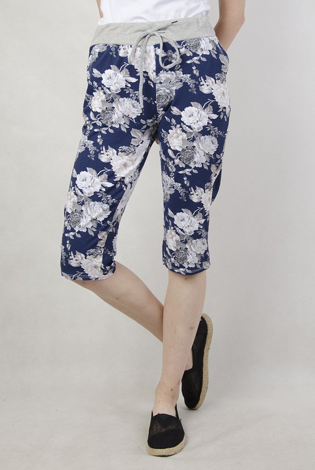 Granatowe spodnie 7/8 w jasne kwiaty