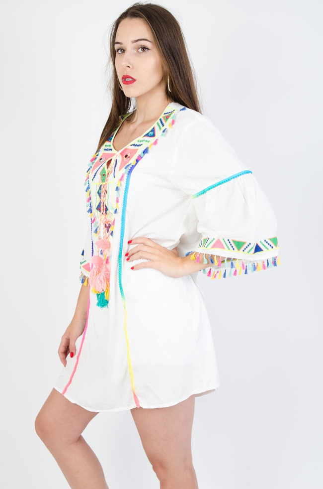 Biało-neonowa bluzka z pomponami 