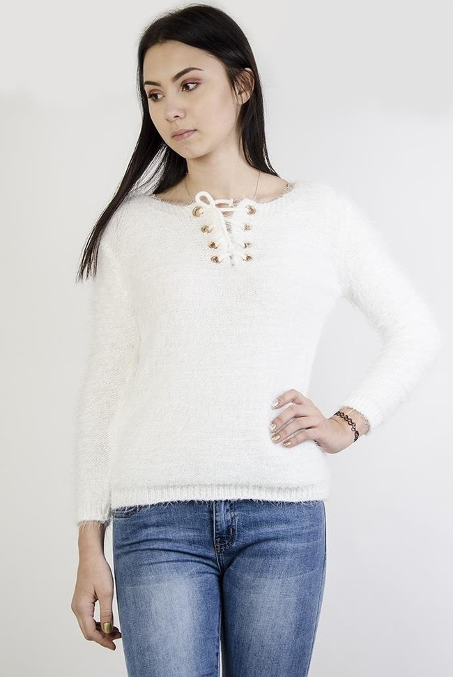 Biały, włochaty sweterek z wiązaniem w dekolcie