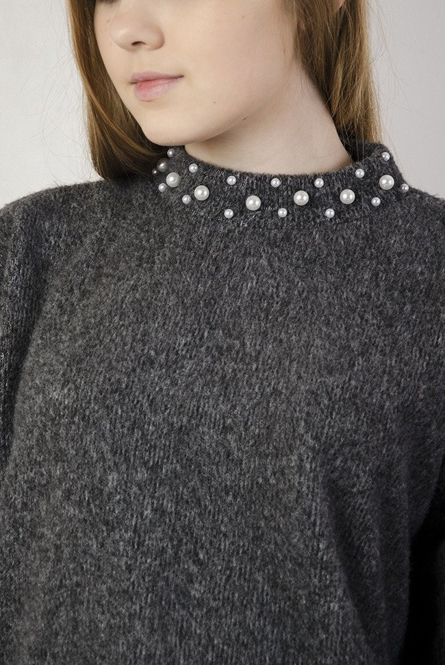 Ciemnoszary sweterek z perełkami przy szyi oraz bufiastymi rękawami
