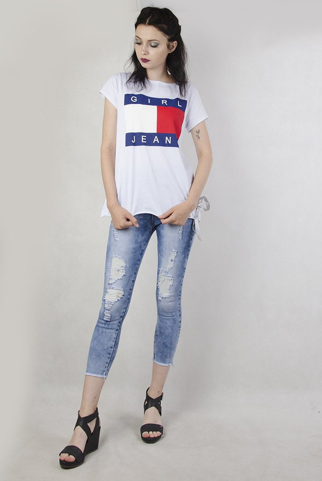 Biała bluzka z napisem "Girl Jeans"