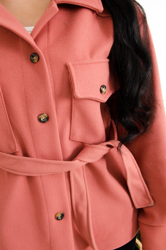 RÓŻOWY KRÓTKI PŁASZCZ WIĄZANY W PASIE