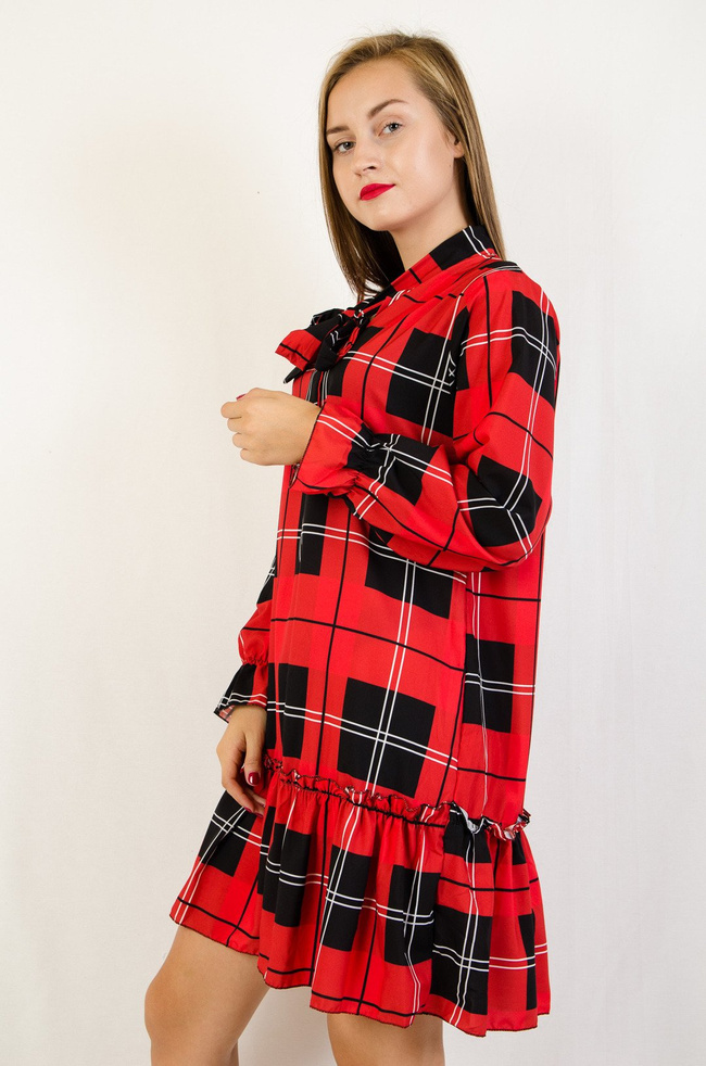 Czerwona sukienka w kratę z falbaną na dole