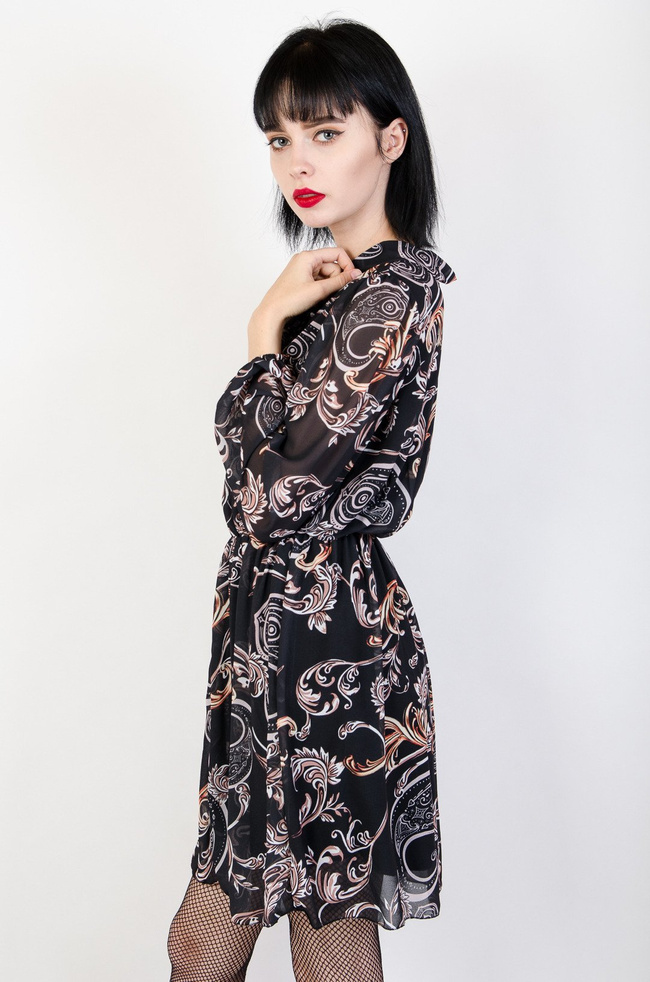 Czarna wzorzysta sukienka wiązana przy szyi