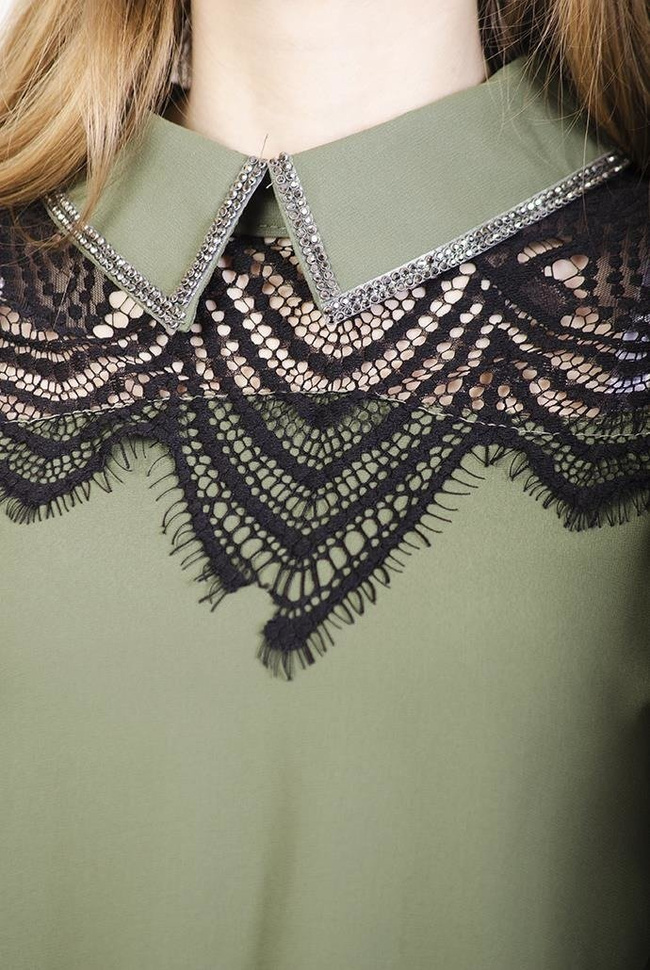 Zielona szyfonowa sukienka ze zdobieniem i kołnierzykiem