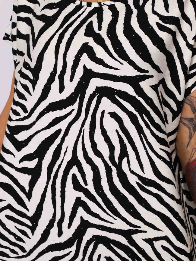 T-SHIRT OVERSIZE W ZEBRĘ Z OZDOBNYMI CYRKONIAMI- CZARNY