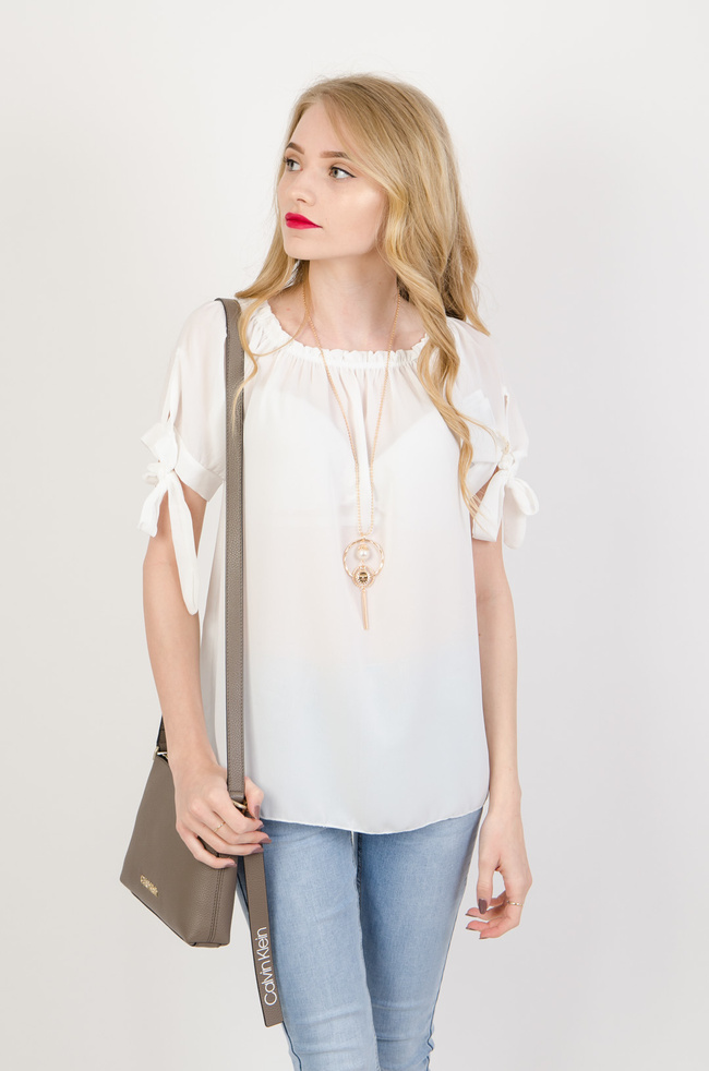 Biała bluzka z wiązaniem przy rękawach + wisiorek