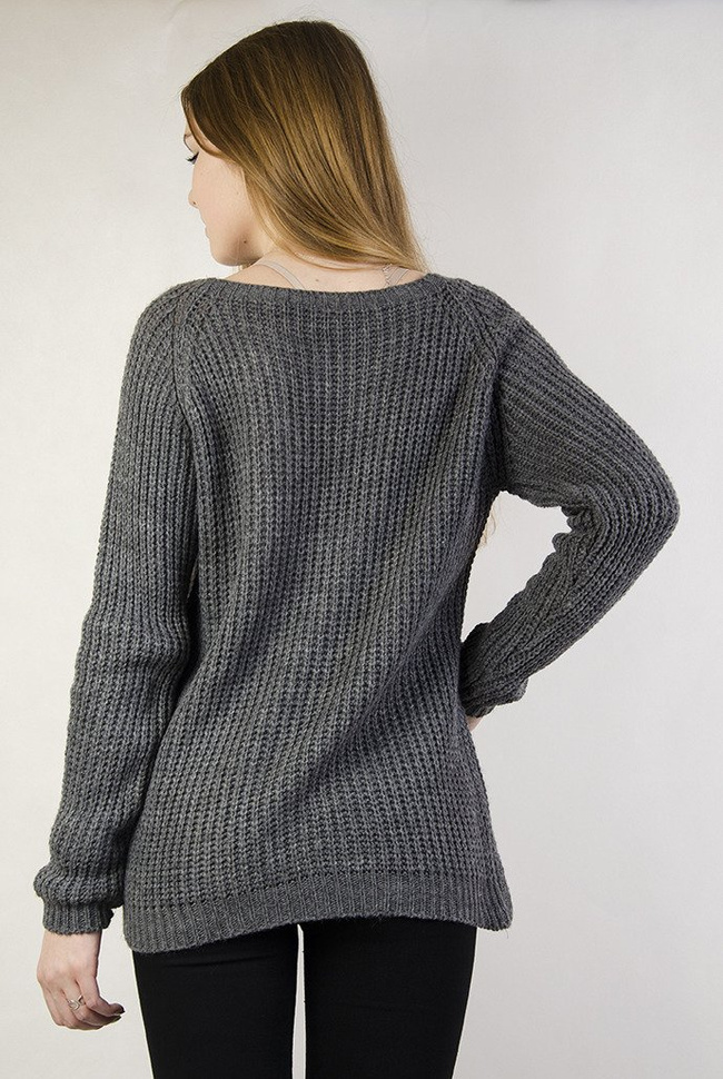 Ciemnoszary sweter z pomponami na łańcuszku