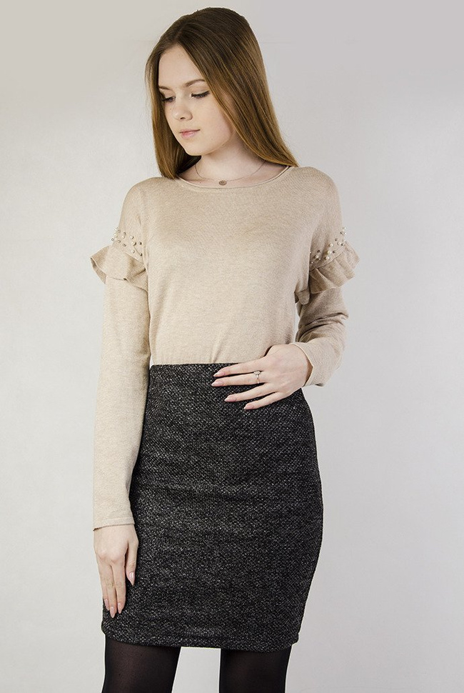 Beżowy sweterek z falbanką przy rękawie