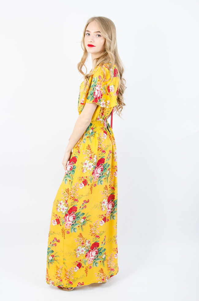 Żółta długa sukienka w kwiaty z gumą w pasie