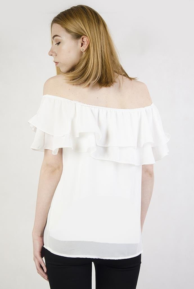 Biała bluzka z falbaną w dekolcie, z wisiorkiem