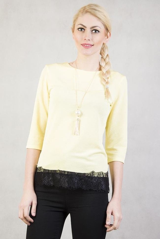 Żółta bluzka z koronką i wisiorkiem