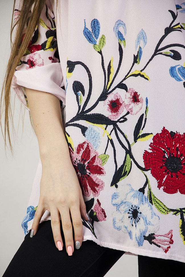 Jasnoróżowa bluzka w motyw kwiatowy, z hiszpańskim dekoltem