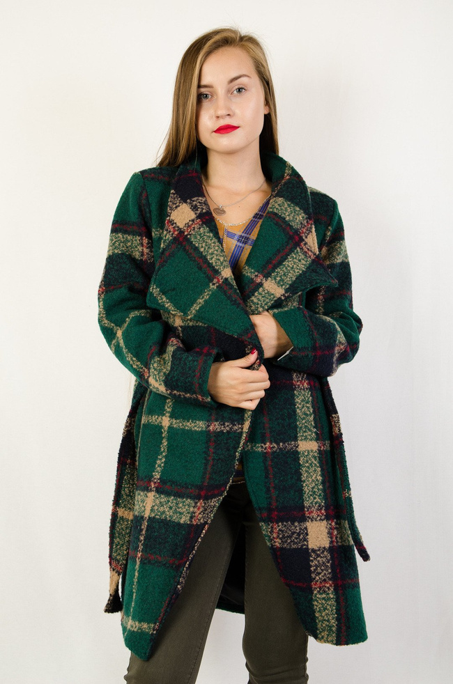 Zielony płaszcz w kratę, z wiązaniem w pasie oraz guzikiem przy szyi