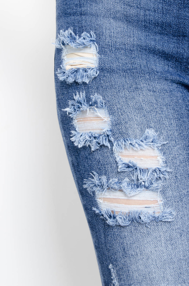 JEANSOWE PRZYLEGAJĄCE SPODNIE Z PRZETARCIAMI- WYSOKI STAN