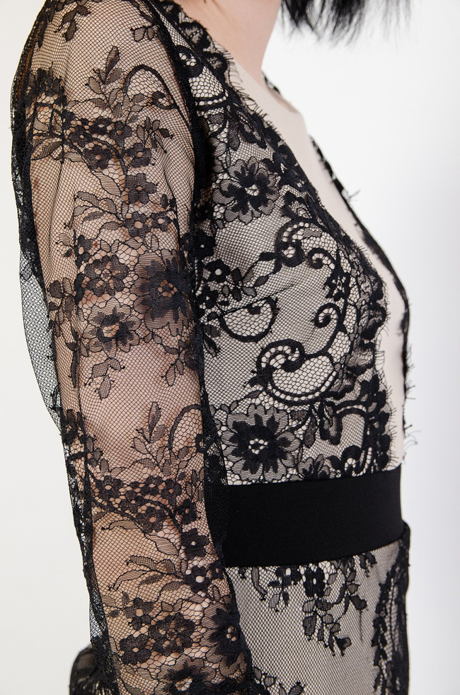 Przylegająca koronkowa beżowo-czarna sukienka