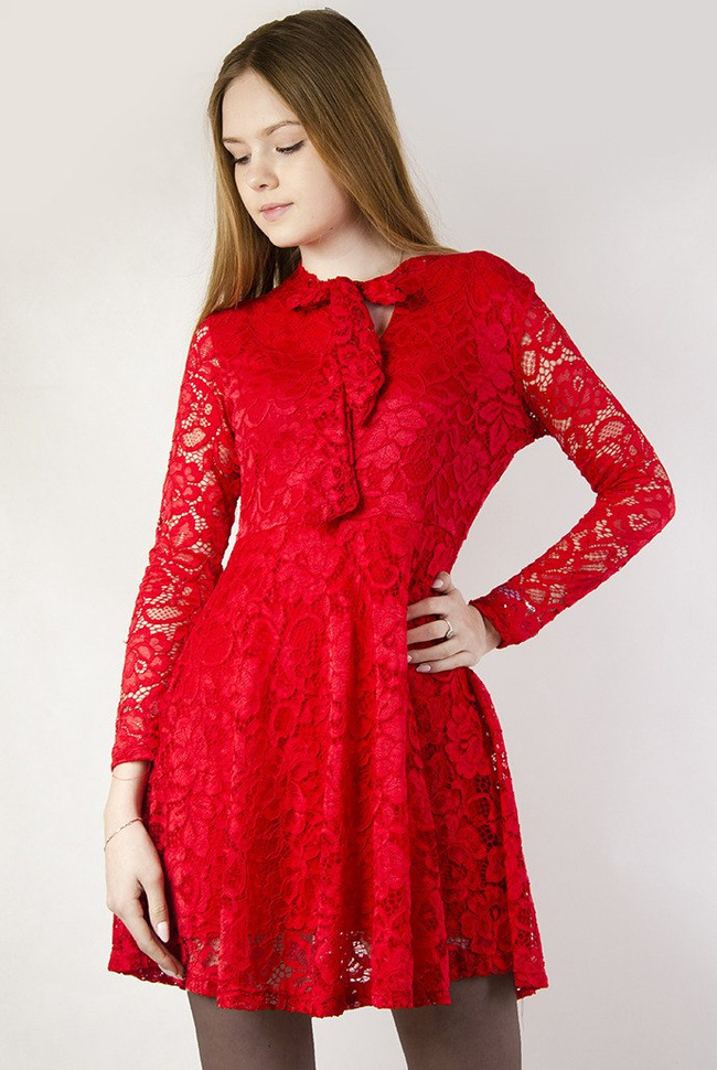 Czerwona koronkowa sukienka z wiązaniem pod szyją