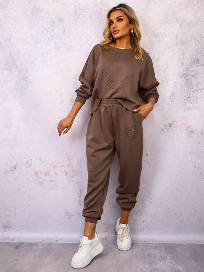 KOMPLET DRESOWY BLUZA Z WYTŁOCZONYM NADRUKIEM+ SPODNIE- BRĄZOWY