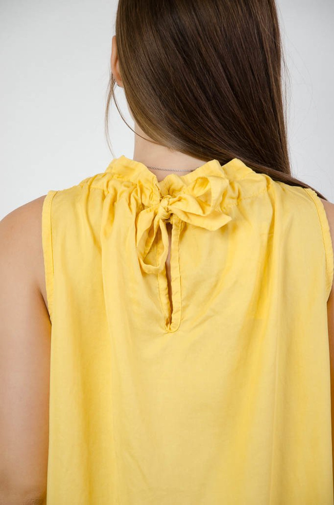 ZÓŁTA BLUZKA BEZ RĘKAWÓW Z MARSZCZENIEM PRZY SZYI