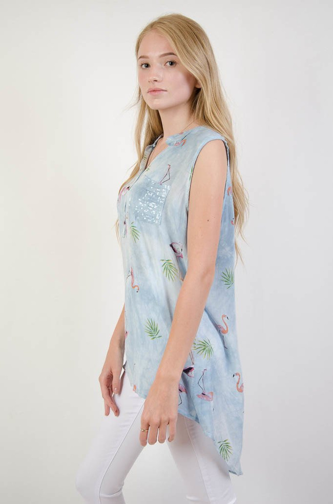 NIEBIESKA BLUZKA KOSZULOWA Z FLAMINGAMI ORAZ CEKINOWĄ KIESZONKĄ 