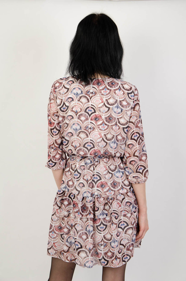 Wzorzysta sukienka  z wiązaniem w pasie 