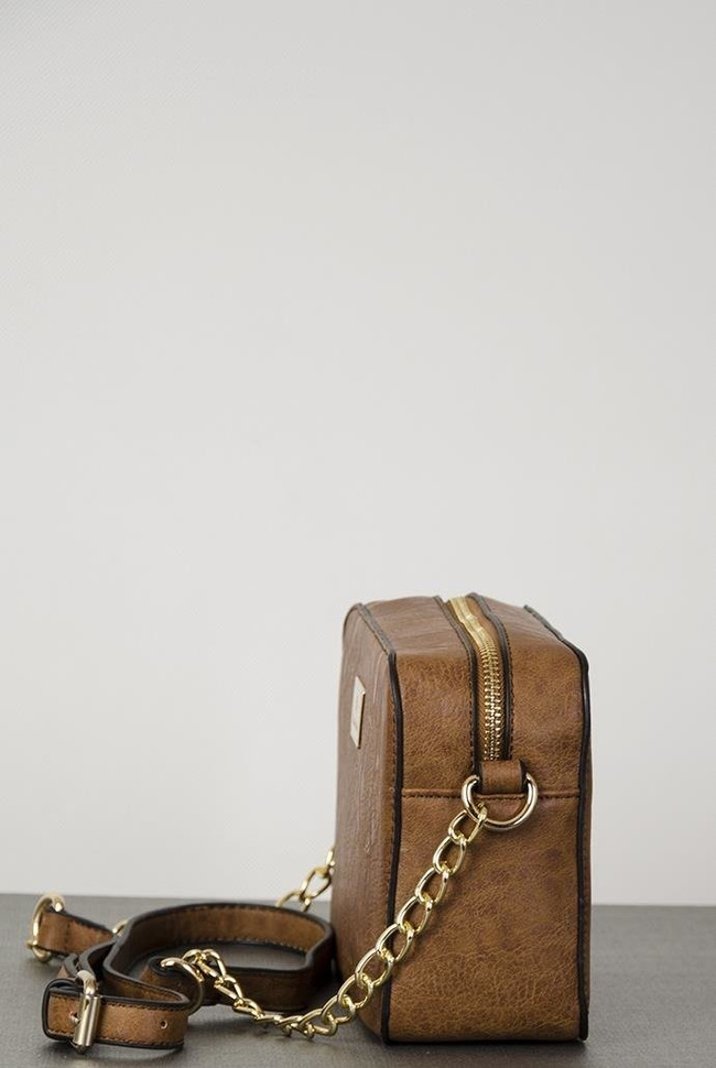 Brązowa torebka na złotym łańcuszku
