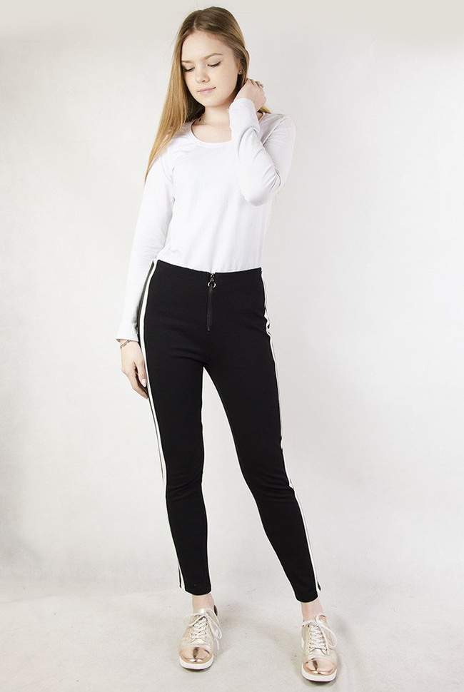 Czarne materiałowe spodnie z  biało-zielonymi paskami