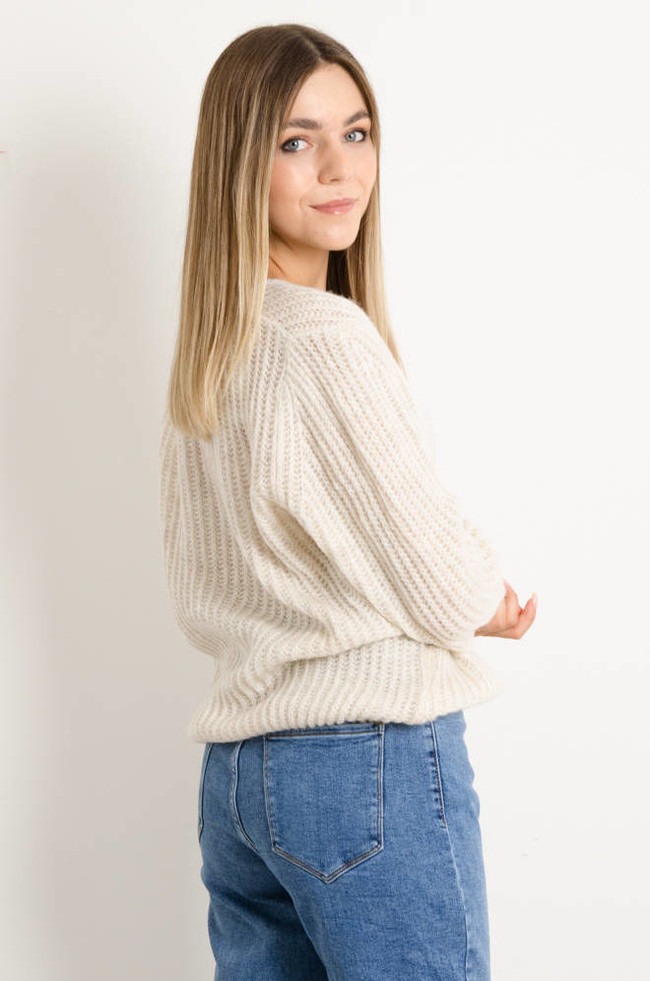 BEŻOWY SWETER Z DEKOLTEM W SZPIC