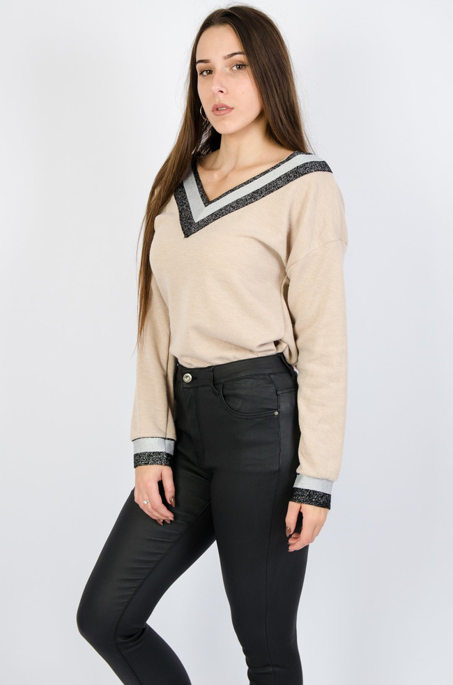Beżowa bluzka z brokatowymi wstawkami w dekolcie i rękawach
