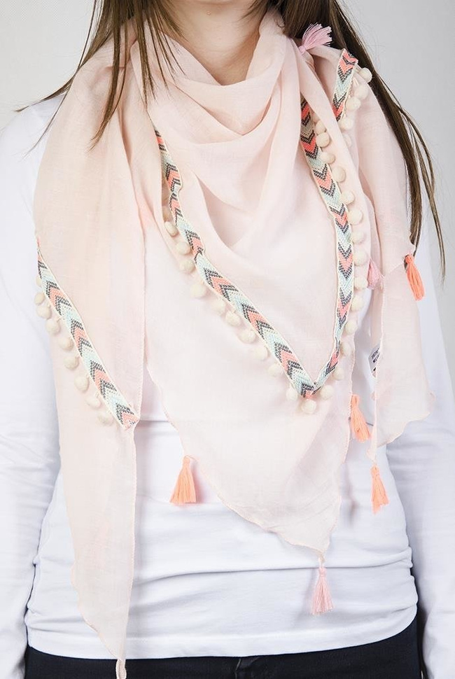 Jasnoróżowa chusta z frędzelkami i kuleczkami