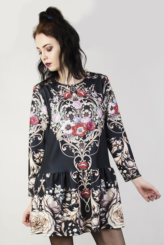 Wzorzysta, czarna sukienka z falbaną na dole