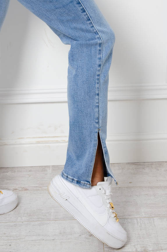 SPODNIE JEANSOWE Z WYSOKIM STANEM I WYCIĘCIEM NA NAGAWCE