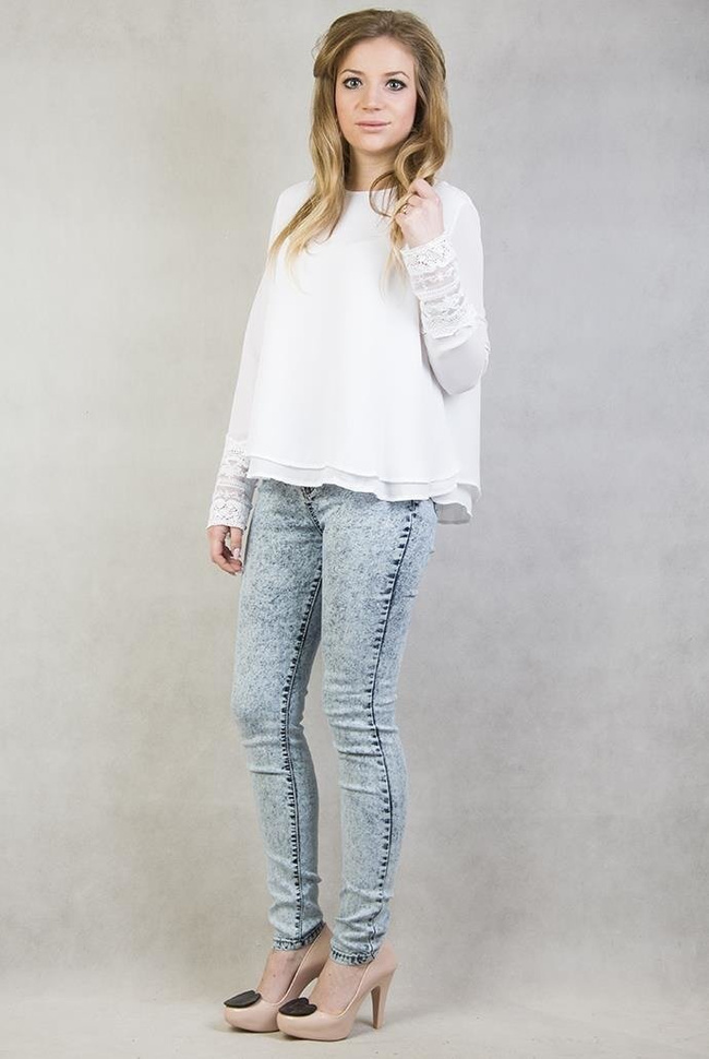 Biała bluzka z koronkowymi mankietami