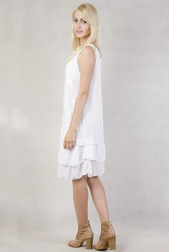 Biała sukienka z falbankami i koronką