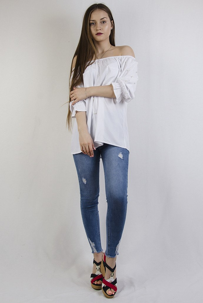 Biała bluzka z hiszpańskim dekoltem i koralikami