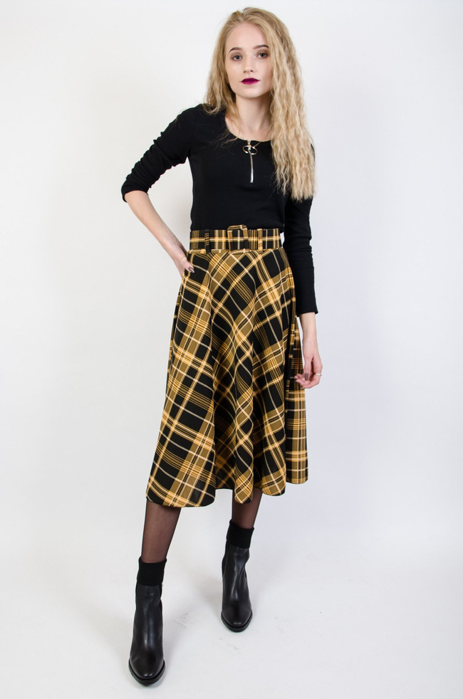 Żółta rozkloszowana spódnica w kratę z paskiem