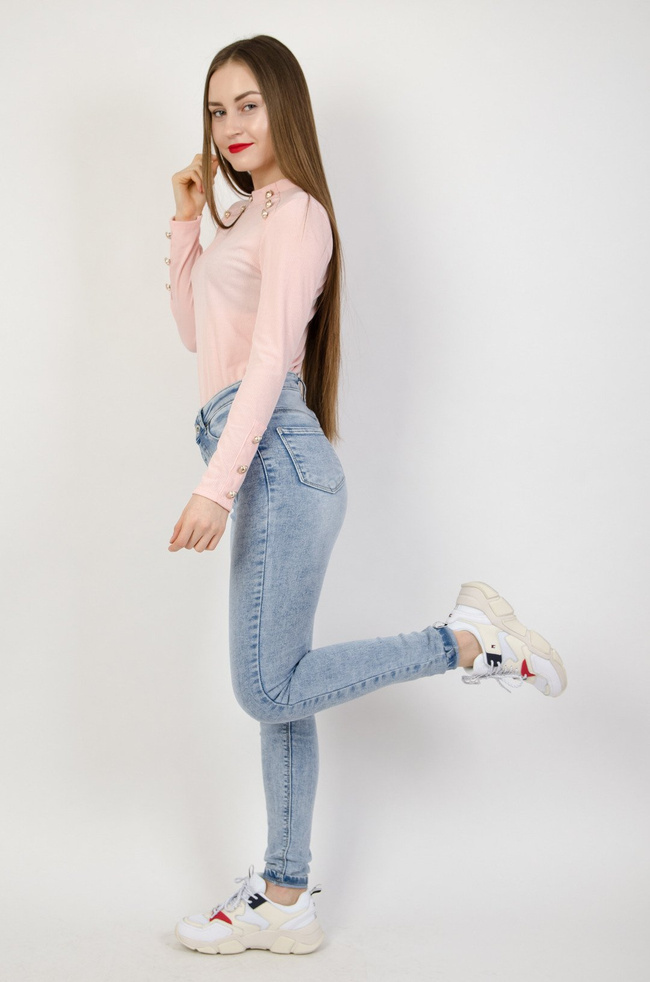 Jasne cieniowane spodnie jeansowe z wyższym stanem