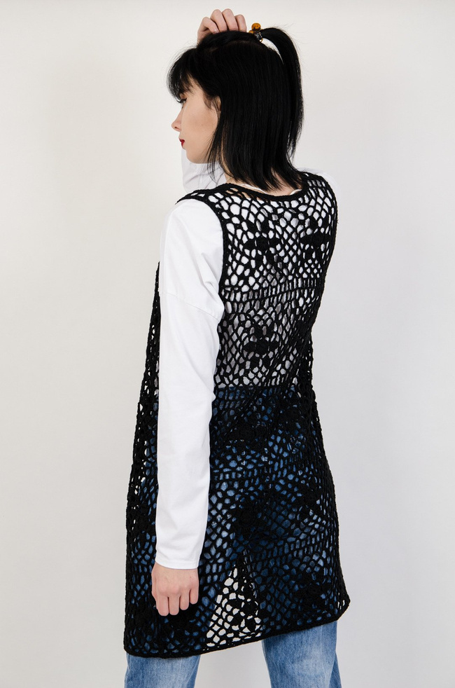 Długa czarna ażurowa narzuta