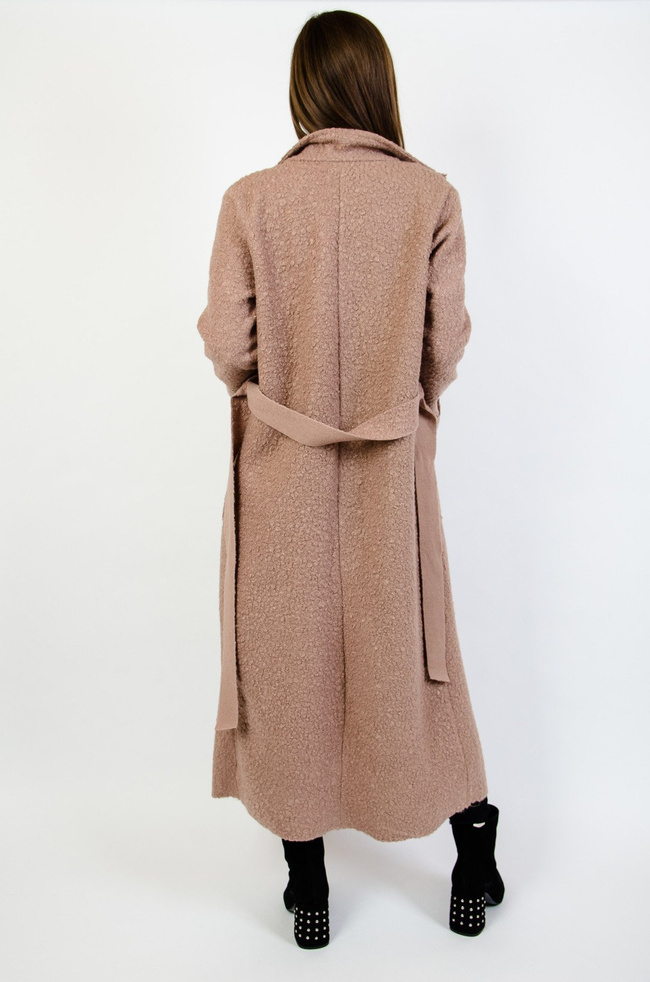 Jasno brązowy płaszcz wiązany w pasie